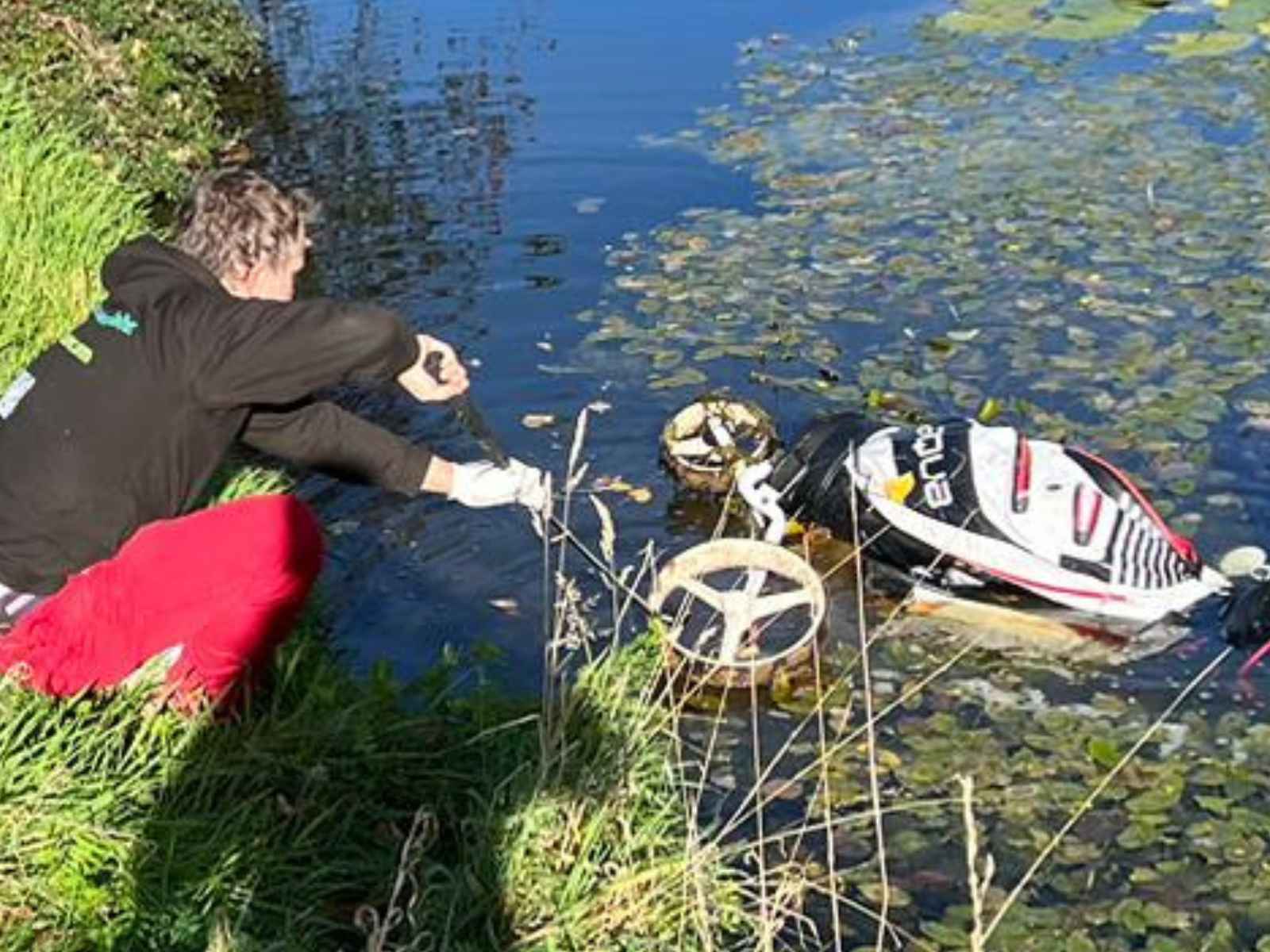 Golftrolley im Wasser